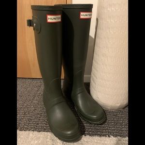 Hunter Rain Boots Tall Olive Green US 7 (runs Small)
